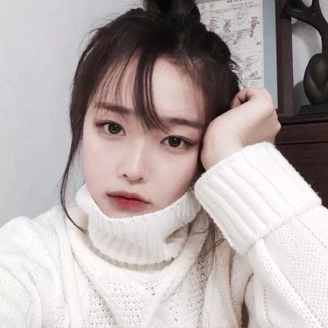 深锁眉眼的头像